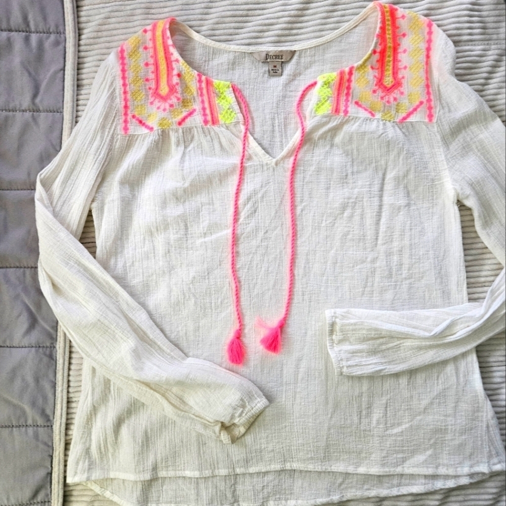 Decree Women's White and Pink Embroidered Top. Size M